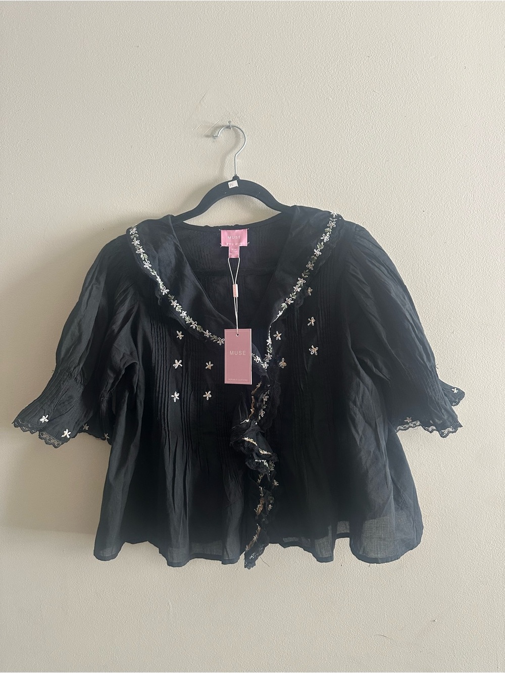 💫 MUSE Black Ruffled V-Neck Blouse with White Floral Trim NWT Size M